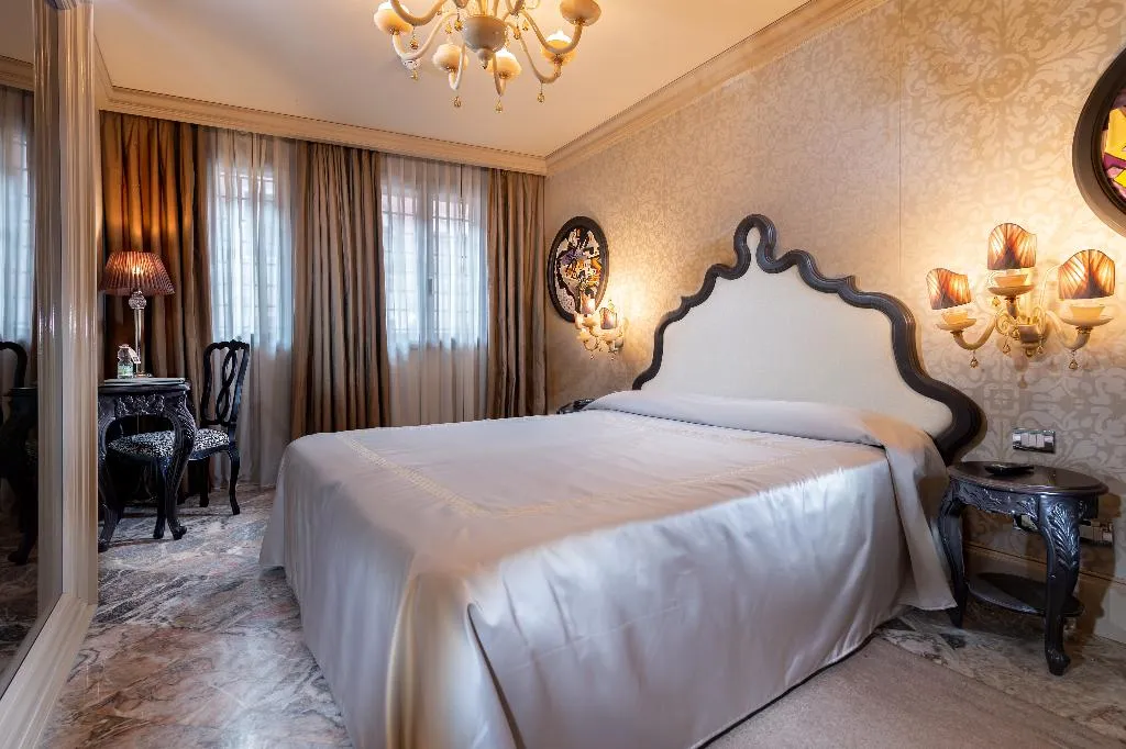 Double or Twin SUPERIOR Room, Palazzetto Madonna, Venice
