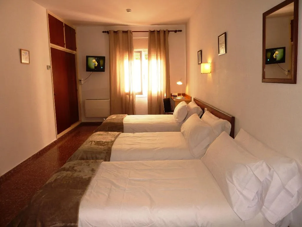 TRIPLE STANDARD Room, Hostal JUME - URBAN ROOMS, Menorca