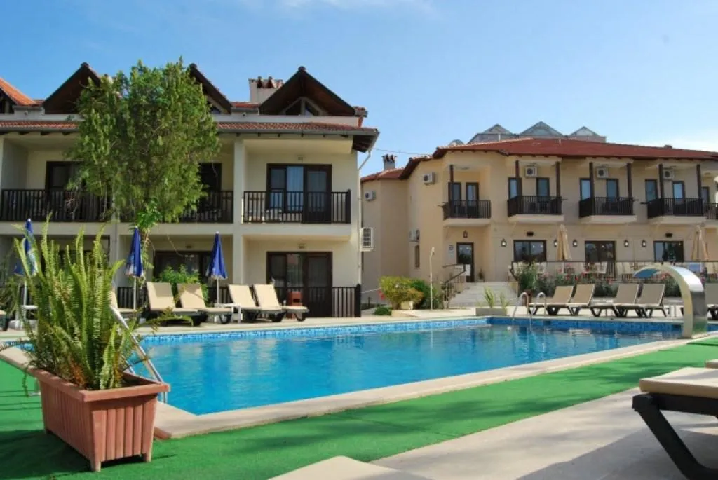 Pool, Binlik, Dalaman
