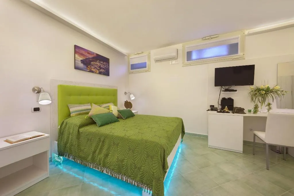 Room, B B Sorrento Central, Naples