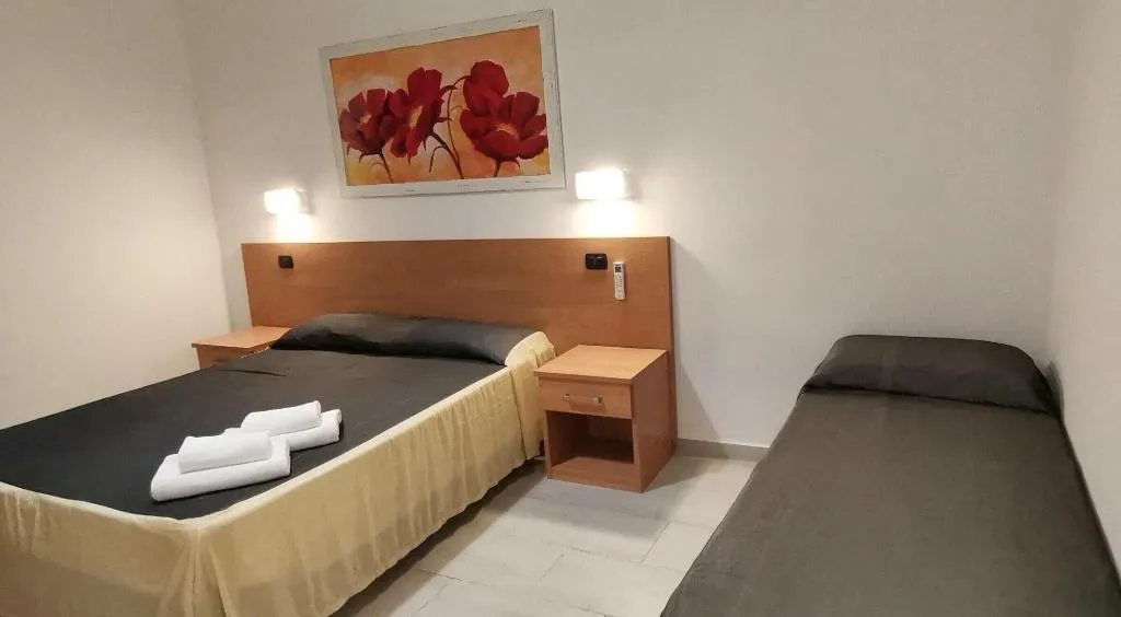 Room, Angelica, Naples