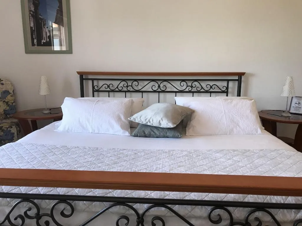 Room, Pink Inn, Split