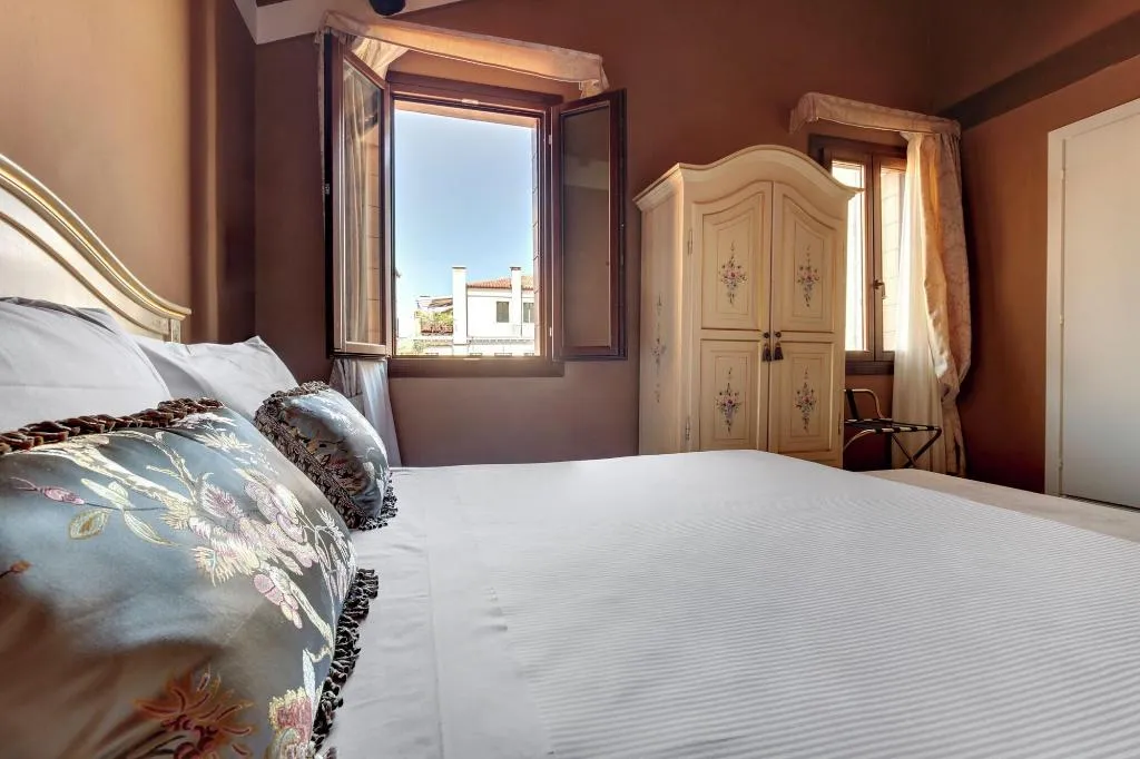 Room, Ca' Riza, Venice