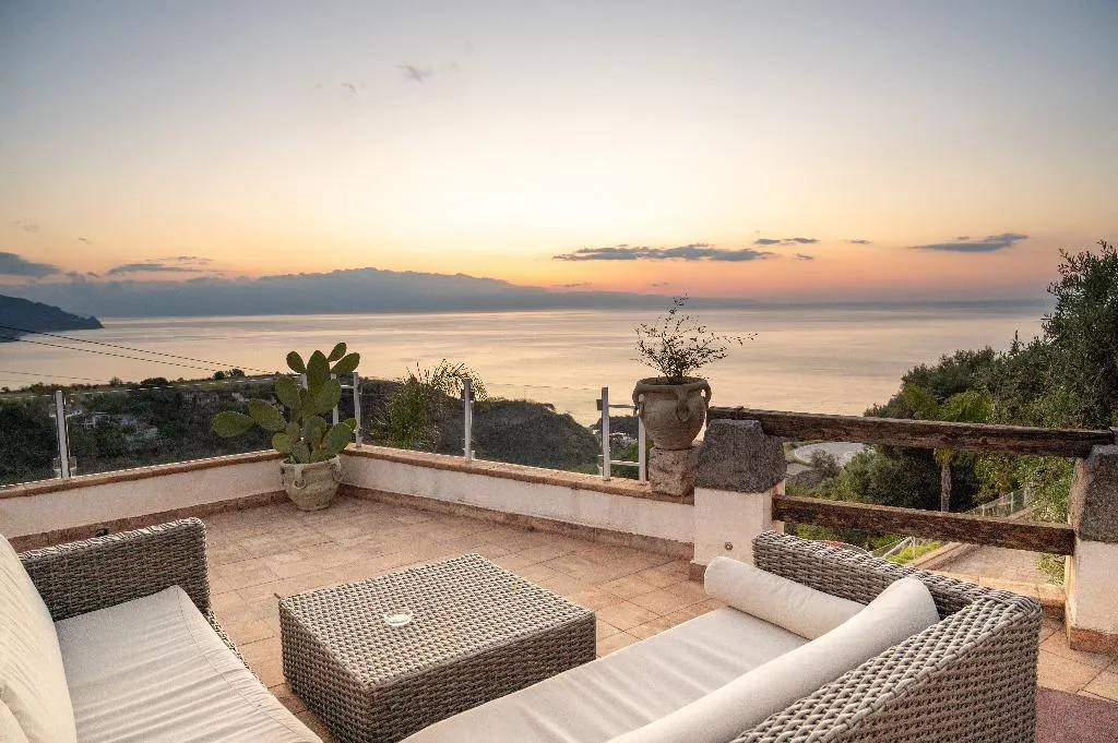 VILLA CAPACITY 8 Room, Villa Zagara Garden, Taormina
