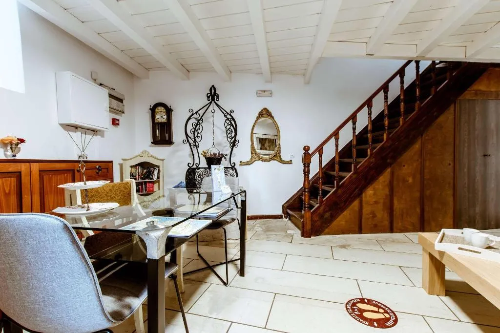 Lobby, Bozzali, Crete