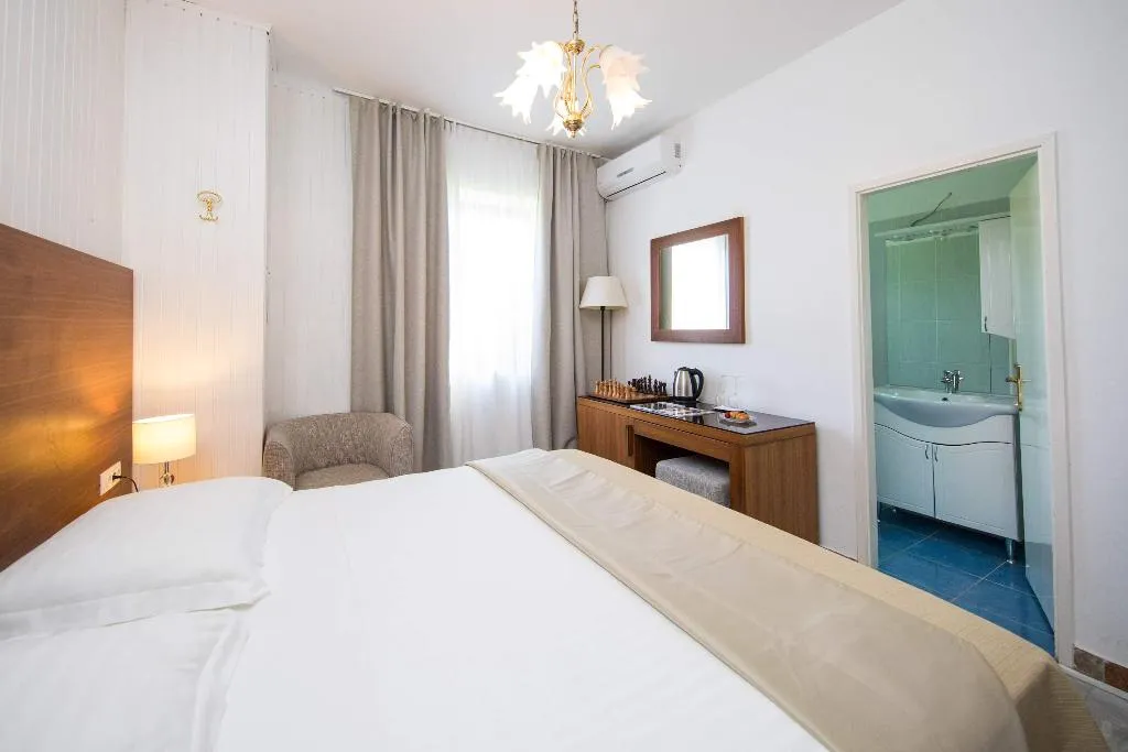DOUBLE CLASSIC GARDEN VIEW Room, Guest House J&J, Dubrovnik