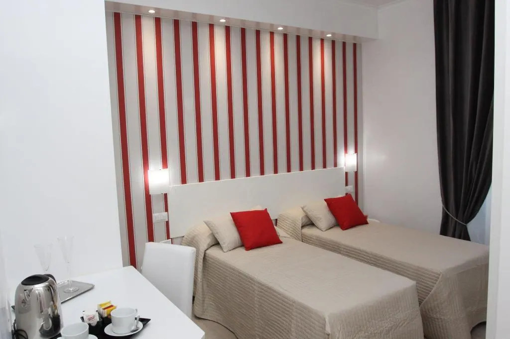 Room, Interno 2 Roma, Naples