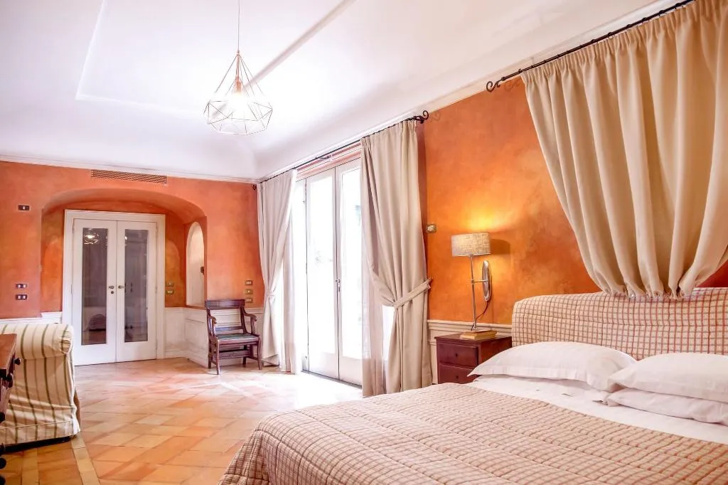 Room, Villa Gallone, Naples