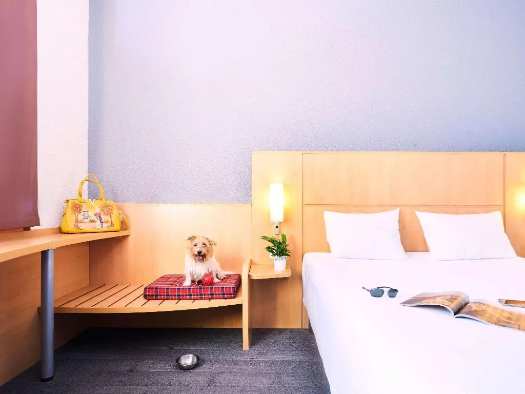 DOUBLE WITH DOUBLE BED Room, Ibis Como, Milan
