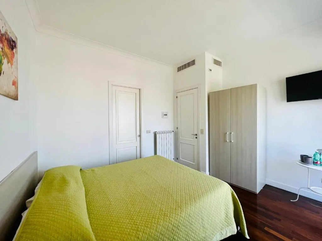 DOUBLE QUEEN SIZE BED Room, Villa Sorrento Resort, Naples