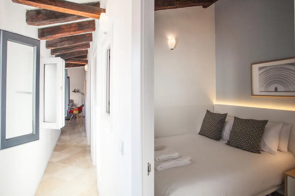 APARTMENT TWO BEDROOMS WITH AIR CONDITIONING Room, Gran Central Suites, Madrid