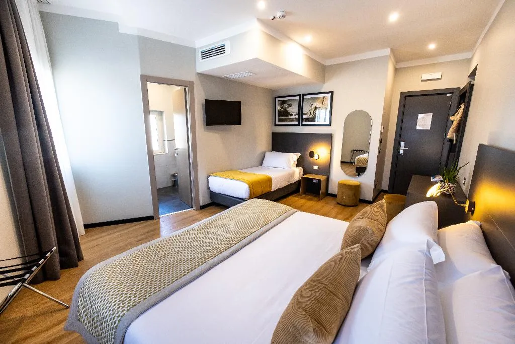 QUADRUPLE DELUXE Room, The Cross, Rome