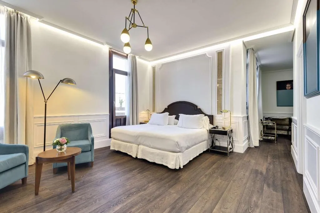 SUITE WITH JACUZZI Room, H10 Villa de la Reina, Madrid