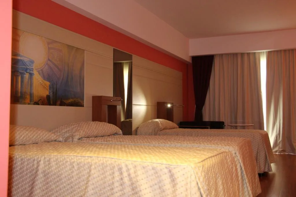 Room CAPACITY 5 Room, Catania International Airport Hotel, Catania