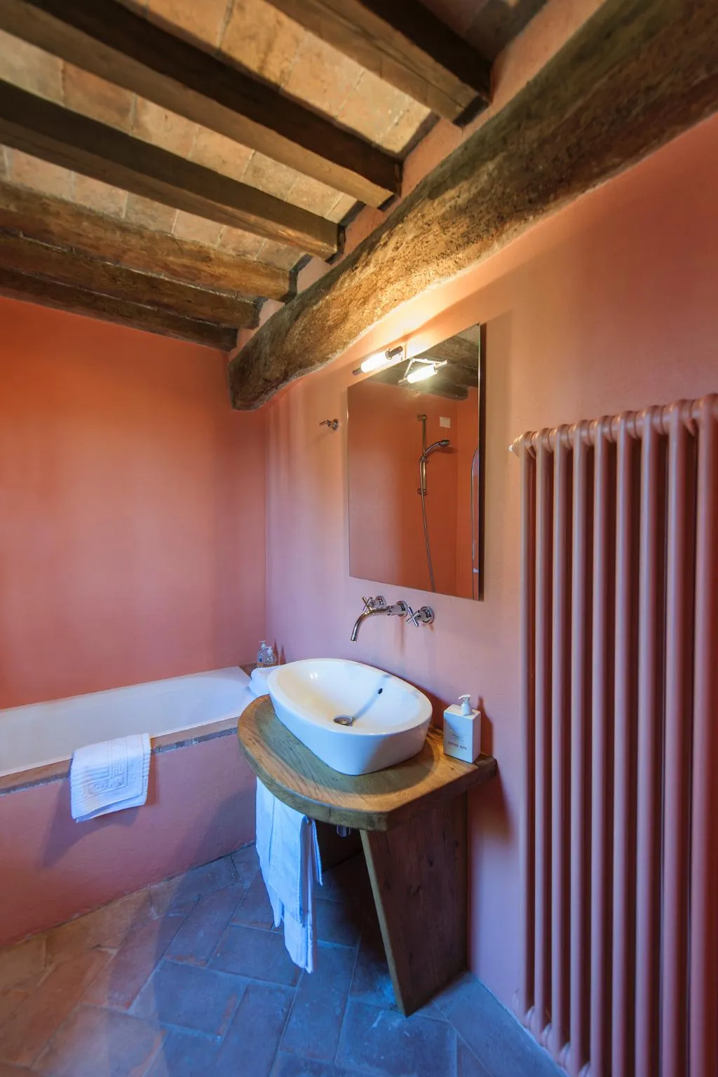 APARTMENT THREE BEDROOMS TWO BATHROOMS Room, Il Paluffo, Florence