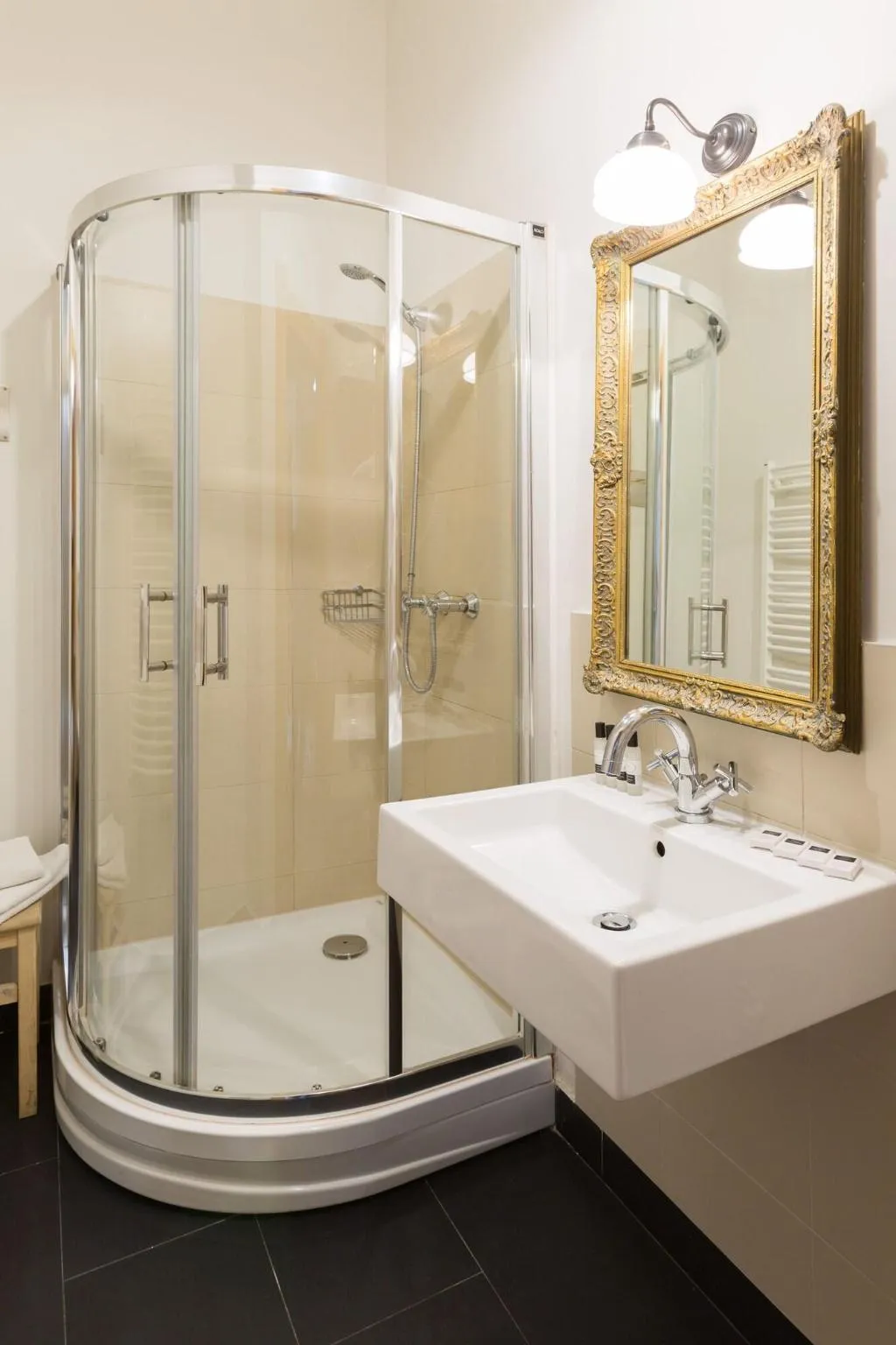 APARTMENT FOUR BEDROOMS Room, Antique Apartments Plac Szczepanski, Krakow