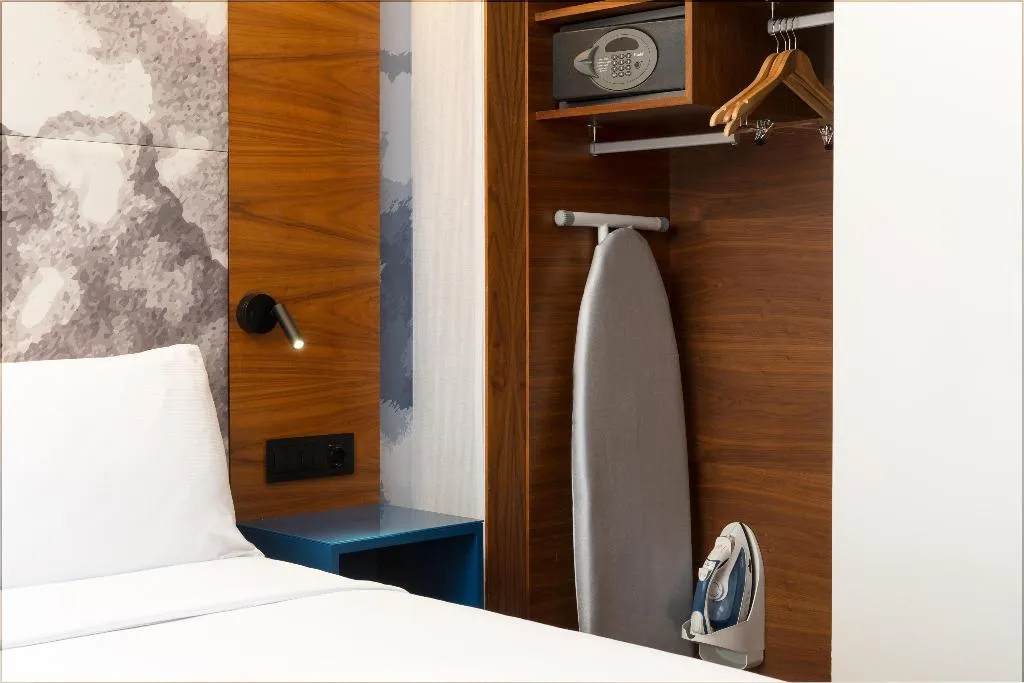 FAMILY ROOM CONNECTING ROOM Room, Hilton Barcelona, Barcelona