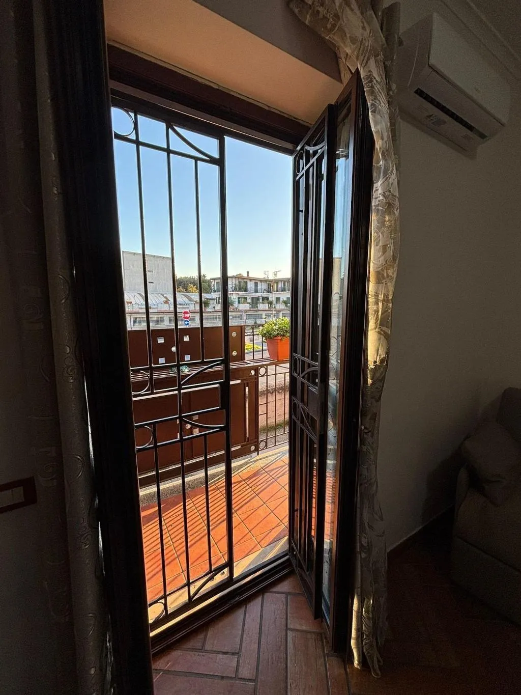 Room, Home To Fly, Naples