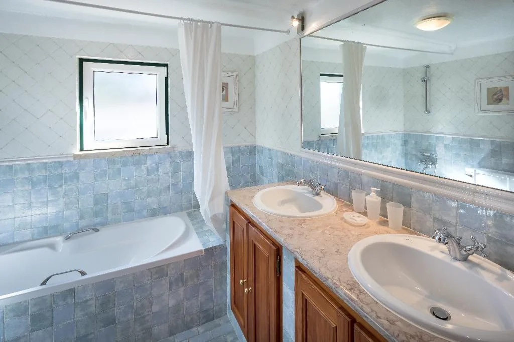 VILLA THREE BEDROOMS Room, Shantivillas, Algarve