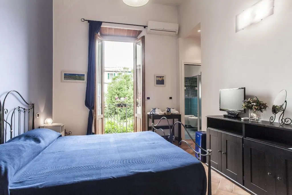 Room, Chez Moi, Florence