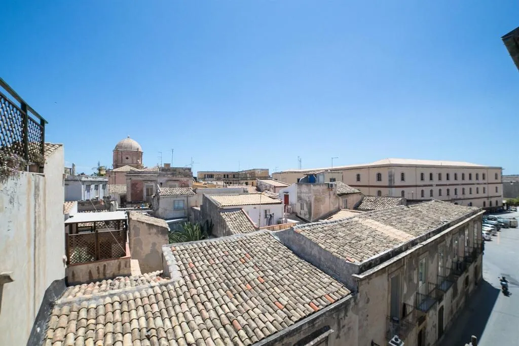 DOUBLE CLASSIC QUEEN BED Room, Charme Henry S House, Catania