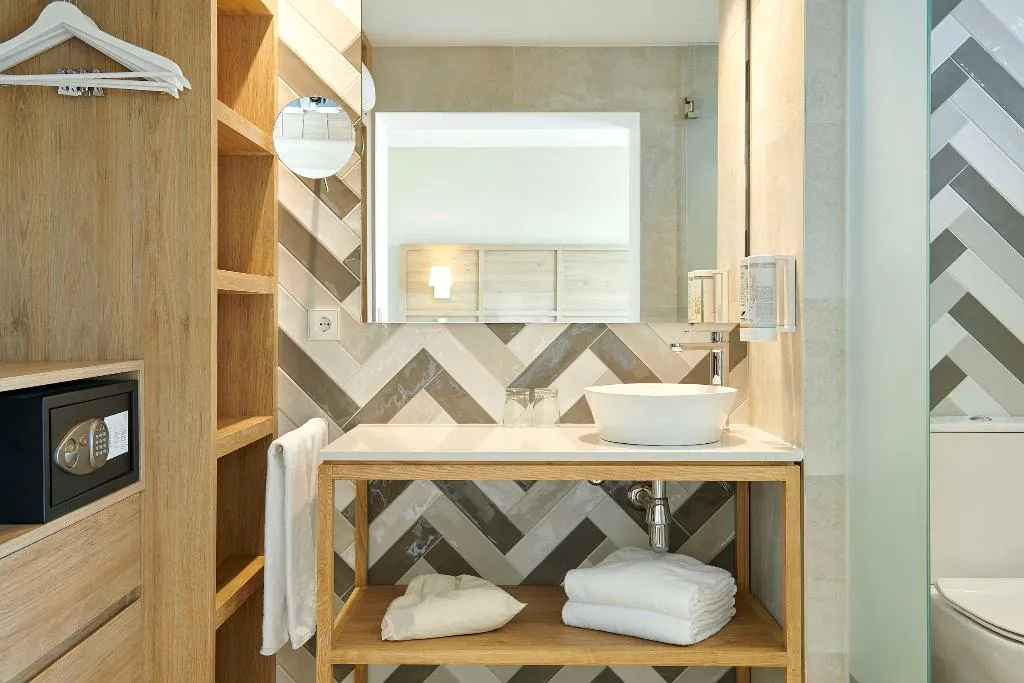 DOUBLE SINGLE USE CLASSIC WITH TERRACE Room, Iberostar Waves Cala Domingos, Majorca