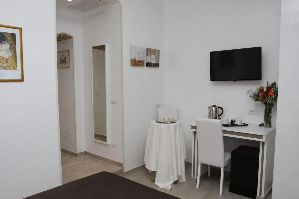 Room, Interno 2 Roma, Naples