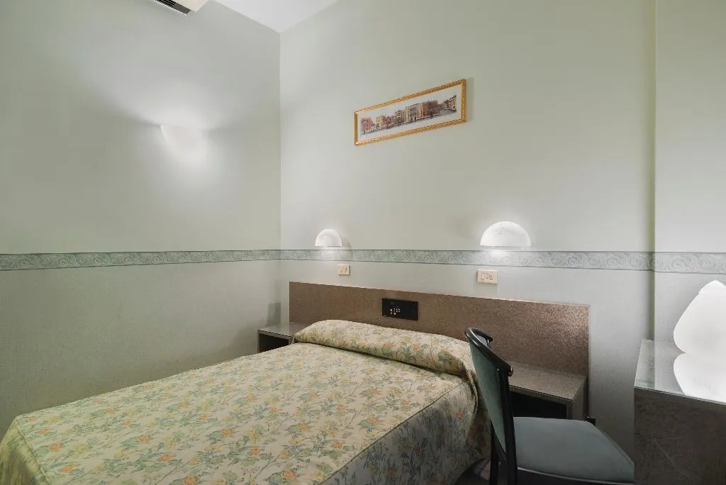 SINGLE STANDARD Room, Garibaldi, Venice