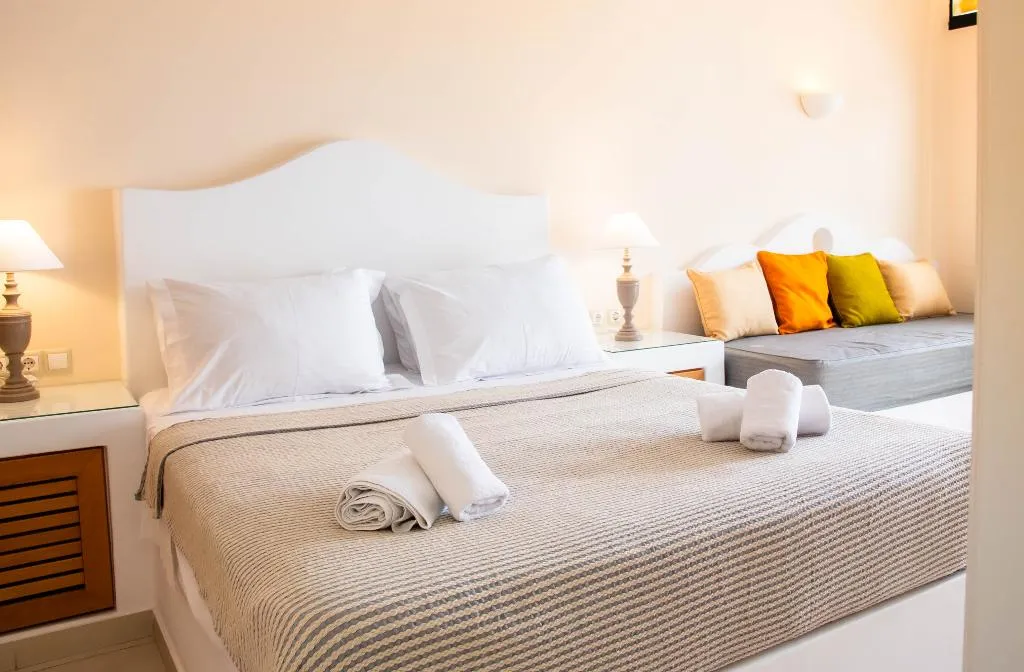 Double or Twin STANDARD Room, Sellada Beach, Santorini