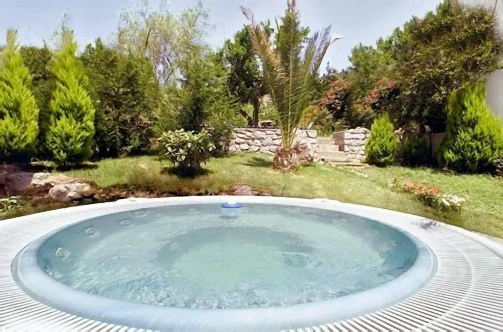 Pool, Baia Portinenti, Catania