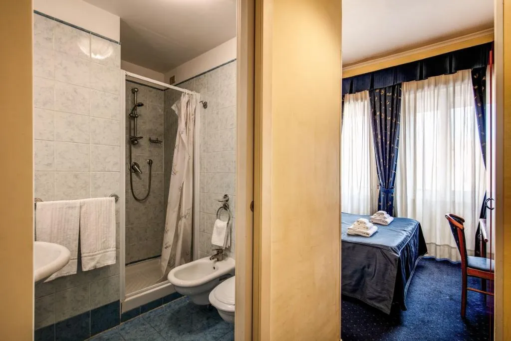 DOUBLE STANDARD Room, Laura, Rome