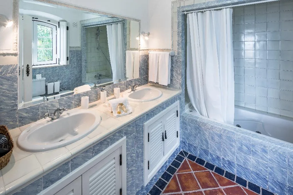 VILLA THREE BEDROOMS Room, Shantivillas, Algarve