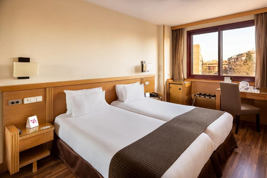 DOUBLE STANDARD Room, Acta Piramides, Madrid