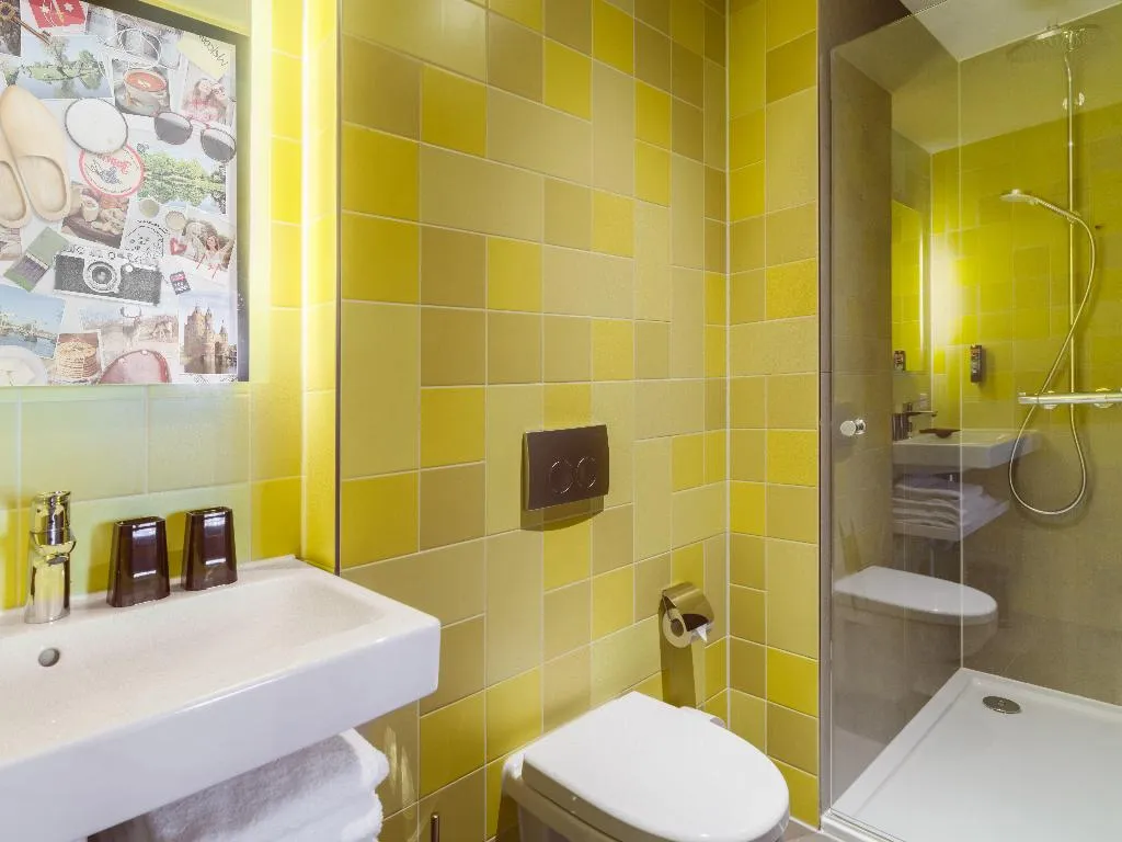 DOUBLE PREMIUM QUEEN BED Room, Holiday Inn - the niu, Dairy Haarlem, Amsterdam