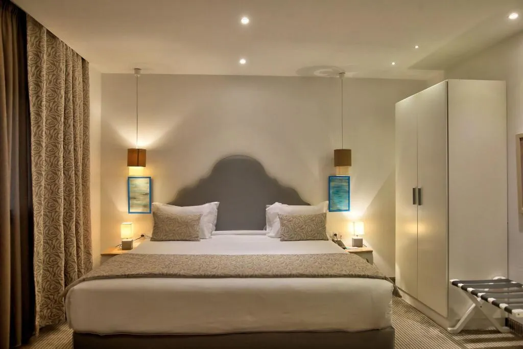Room, Lac Leman, Tunisia
