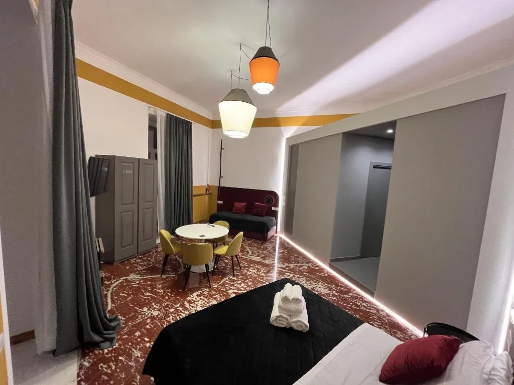 Room, Rettifilo 311, Naples