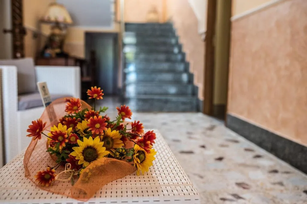 Lobby, La Mortella, Naples