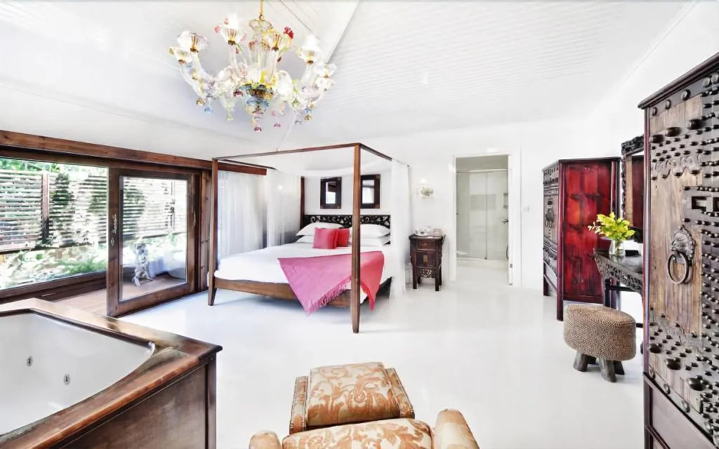 Room, Sabrina's Haus, Dalaman