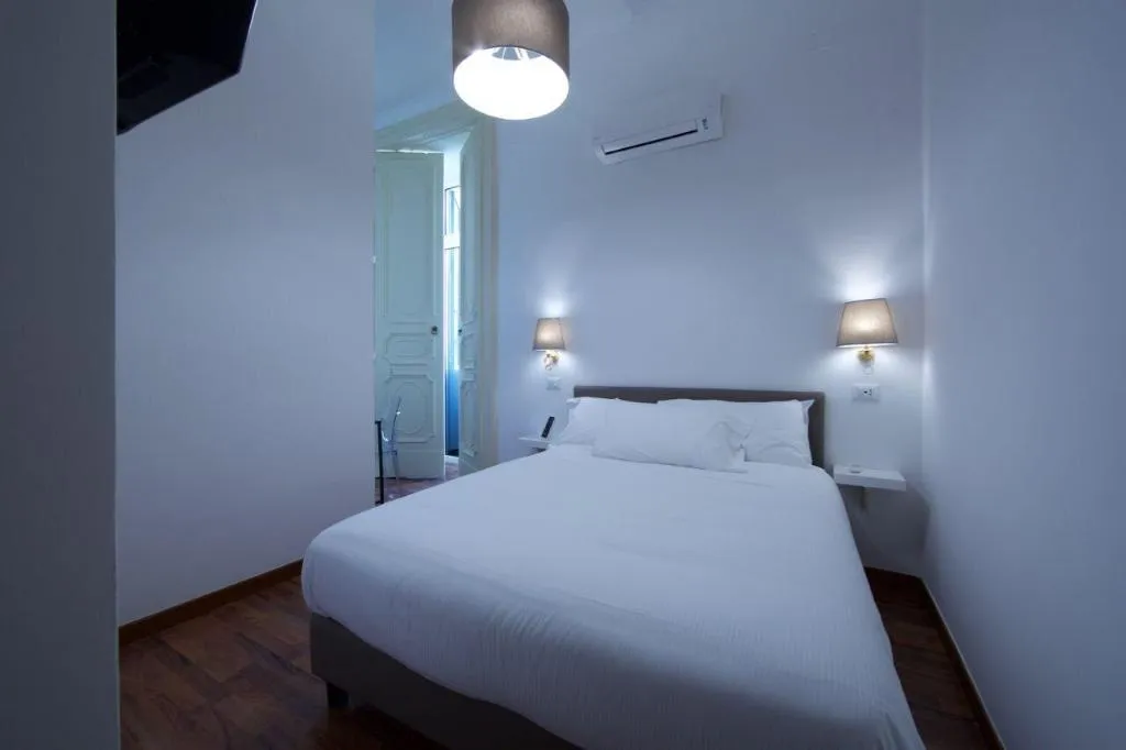 Room, Napoli Class, Naples