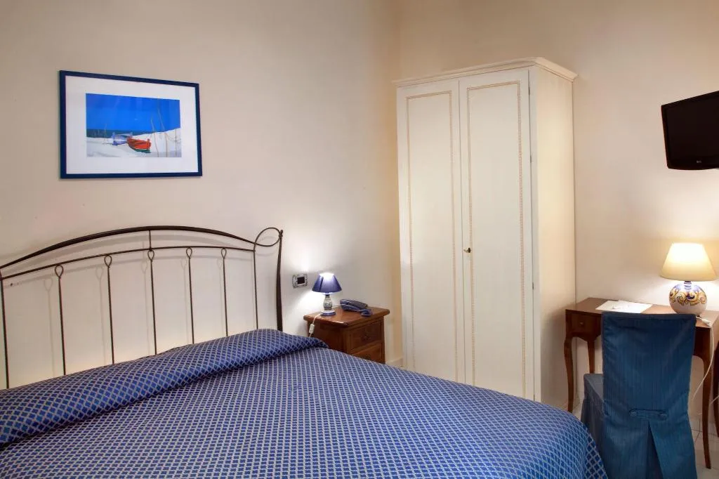 Room, L'Antico Convitto, Naples