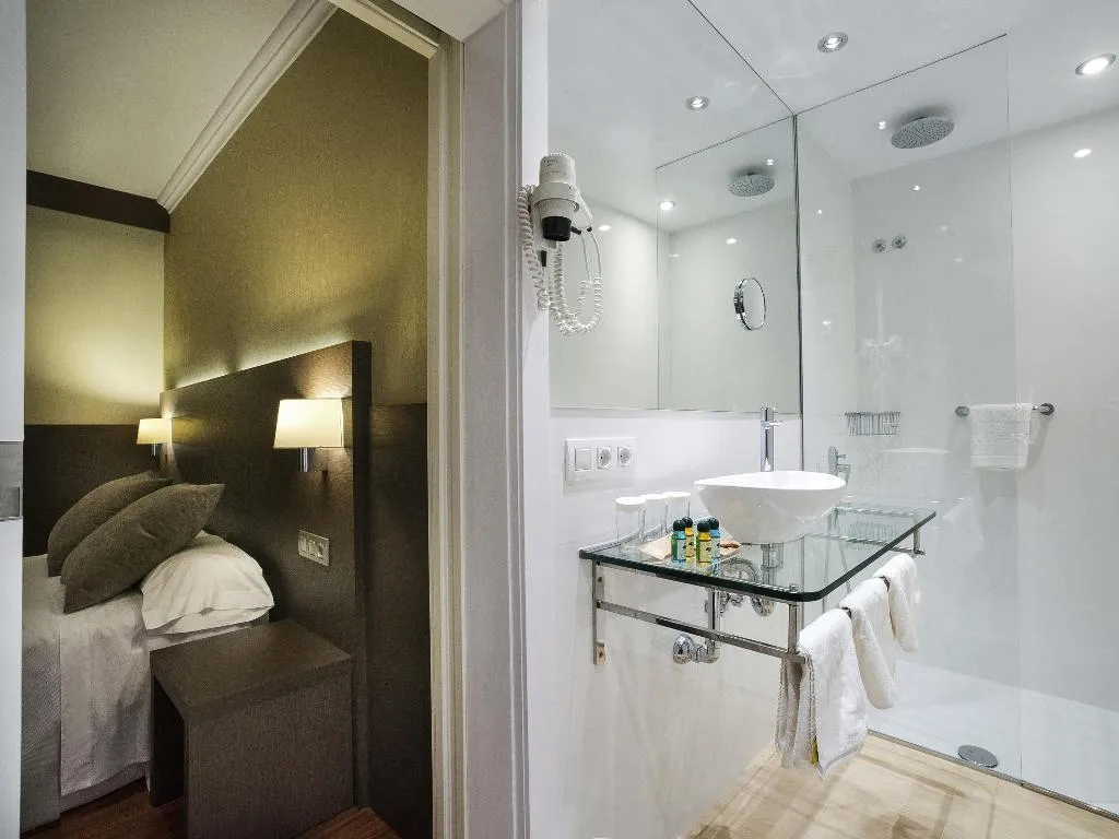 DOUBLE SUPERIOR Room, ibis Styles Figueres Ronda, Costa Brava