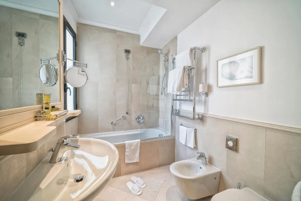 Double or Twin STANDARD Room, B&B Hotel Firenze Laurus Al Duomo, Florence