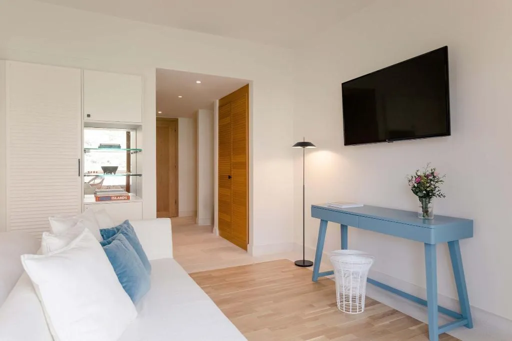 Room, Phaea Blue, a member of SLH, Crete