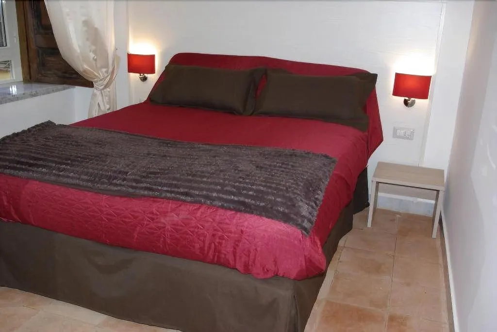 Room, B&B Napolimilionaria, Naples
