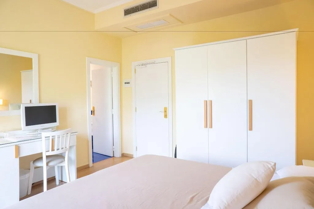 Double or Twin GARDEN VIEW Room, Hotel Regina Sorrento, Naples
