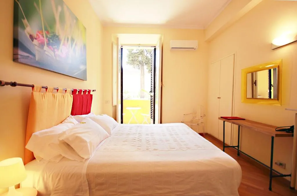 Room, The Beehive, Naples