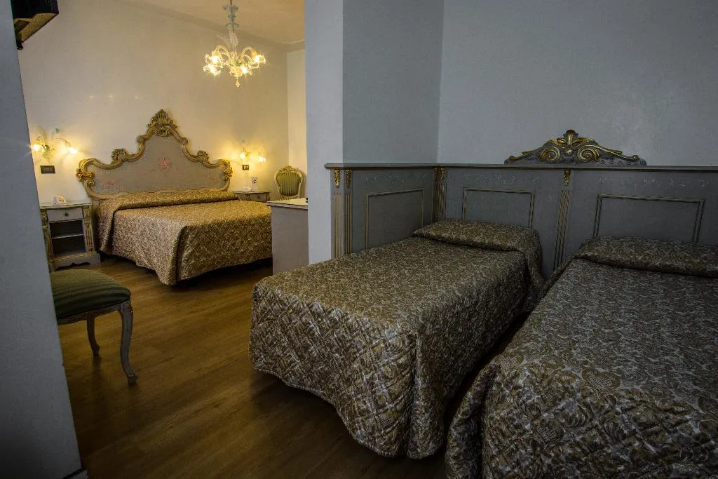 FAMILY ROOM CLASSIC Room, Carlton on the Grand Canal, Venice