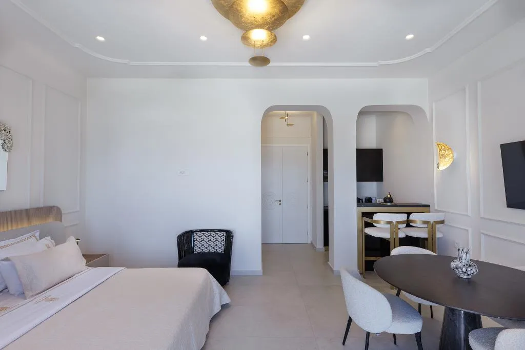 JUNIOR SUITE EXECUTIVE KING BED Room, La Madeleine Oia, Santorini