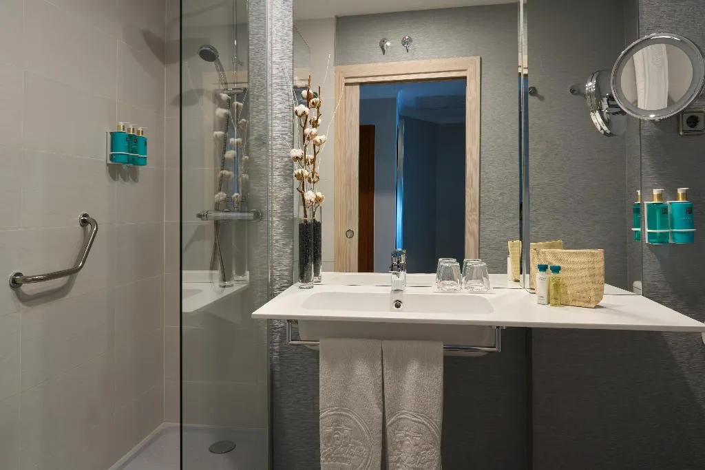JUNIOR SUITE STANDARD Room, Puerta de Toledo, Madrid