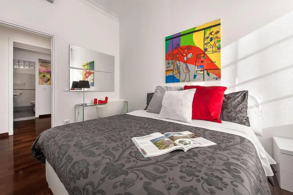 Room, Volver Da Laura E Dina, Naples